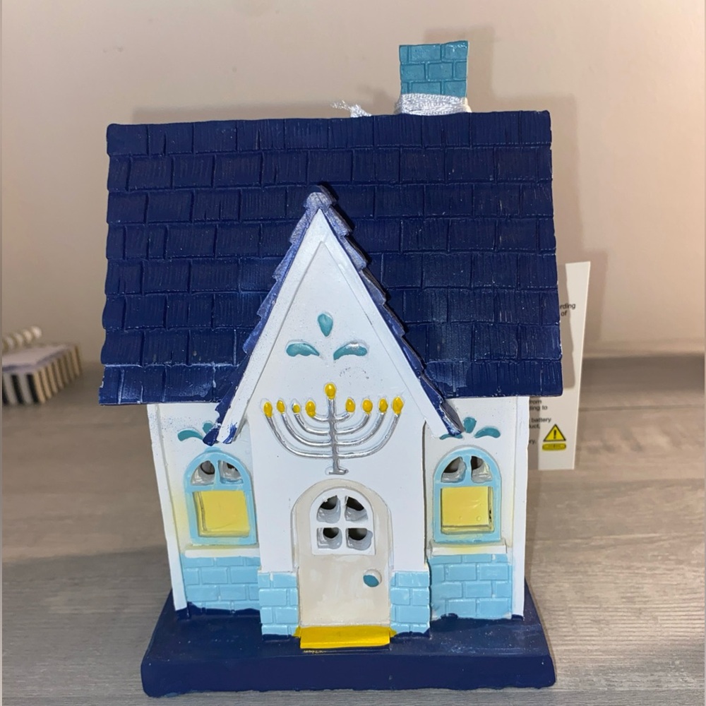 NWT LED Light Up Hanukkah House Resin Tabletop Decor LED Happy Hanukkah Blue